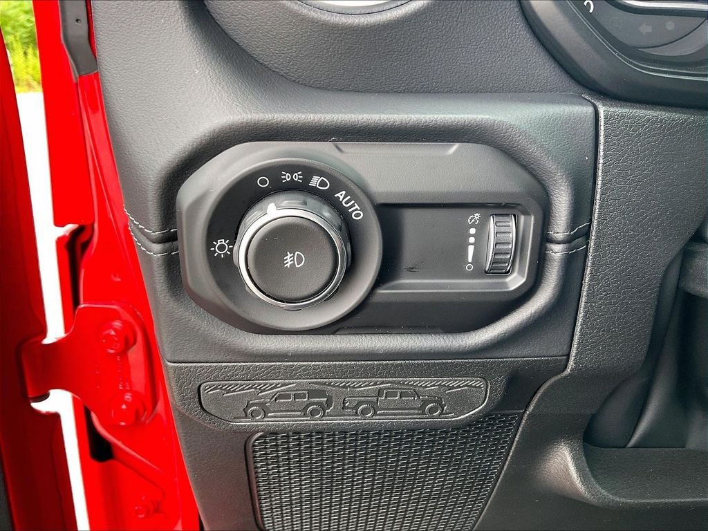 Used 2025 Jeep Wrangler Unlimited Sahara AWD/4WD image 25