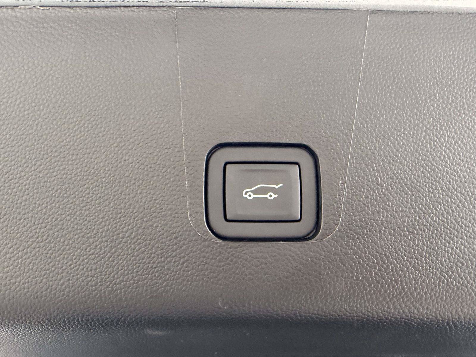 Certified 2023 Chevrolet Traverse Premier w/ Redline Edition AWD/4WD image 9