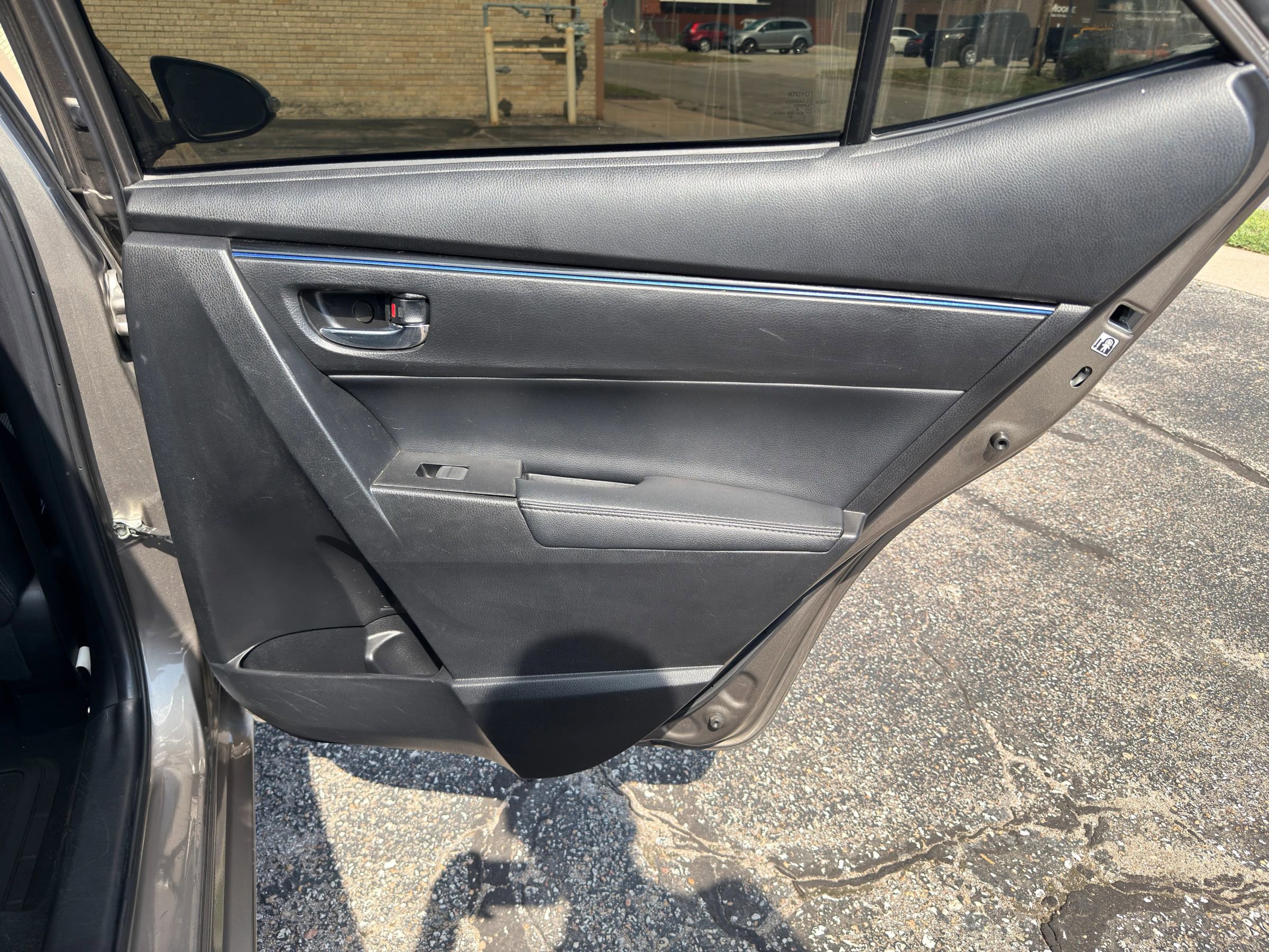Used 2017 Toyota Corolla SE w/ SE Premium Package FWD image 32