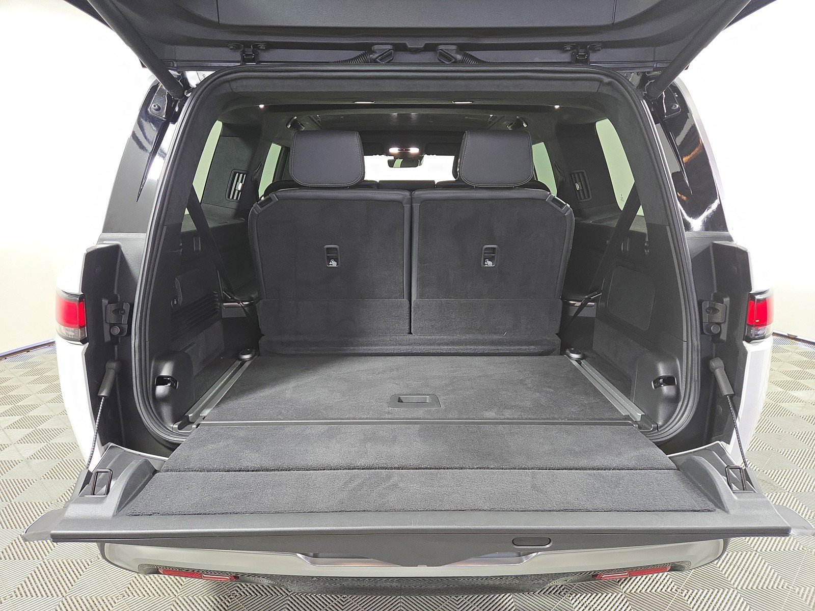 Used 2024 Rivian R1S Adventure AWD/4WD image 15