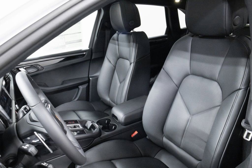 Certified 2025 Porsche Macan image 5