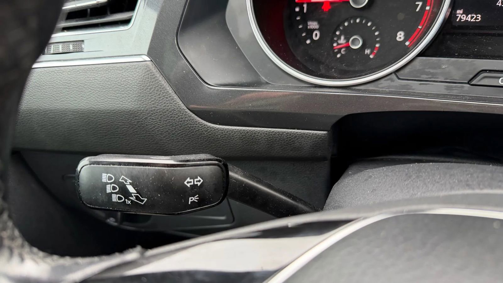 Used 2018 Volkswagen Tiguan SE w/ Panoramic Sunroof Package image 34