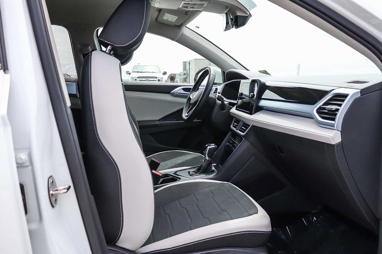 New 2025 Volkswagen Taos SE w/ Black Wheel Package FWD image 17