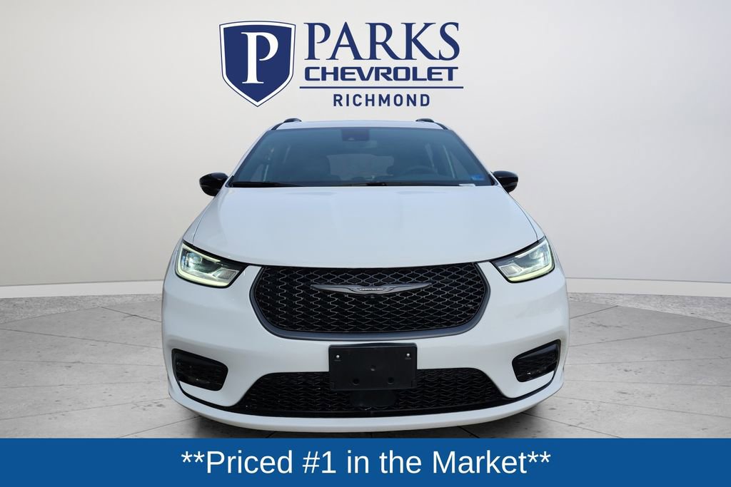 Used 2025 Chrysler Pacifica Limited FWD image 2