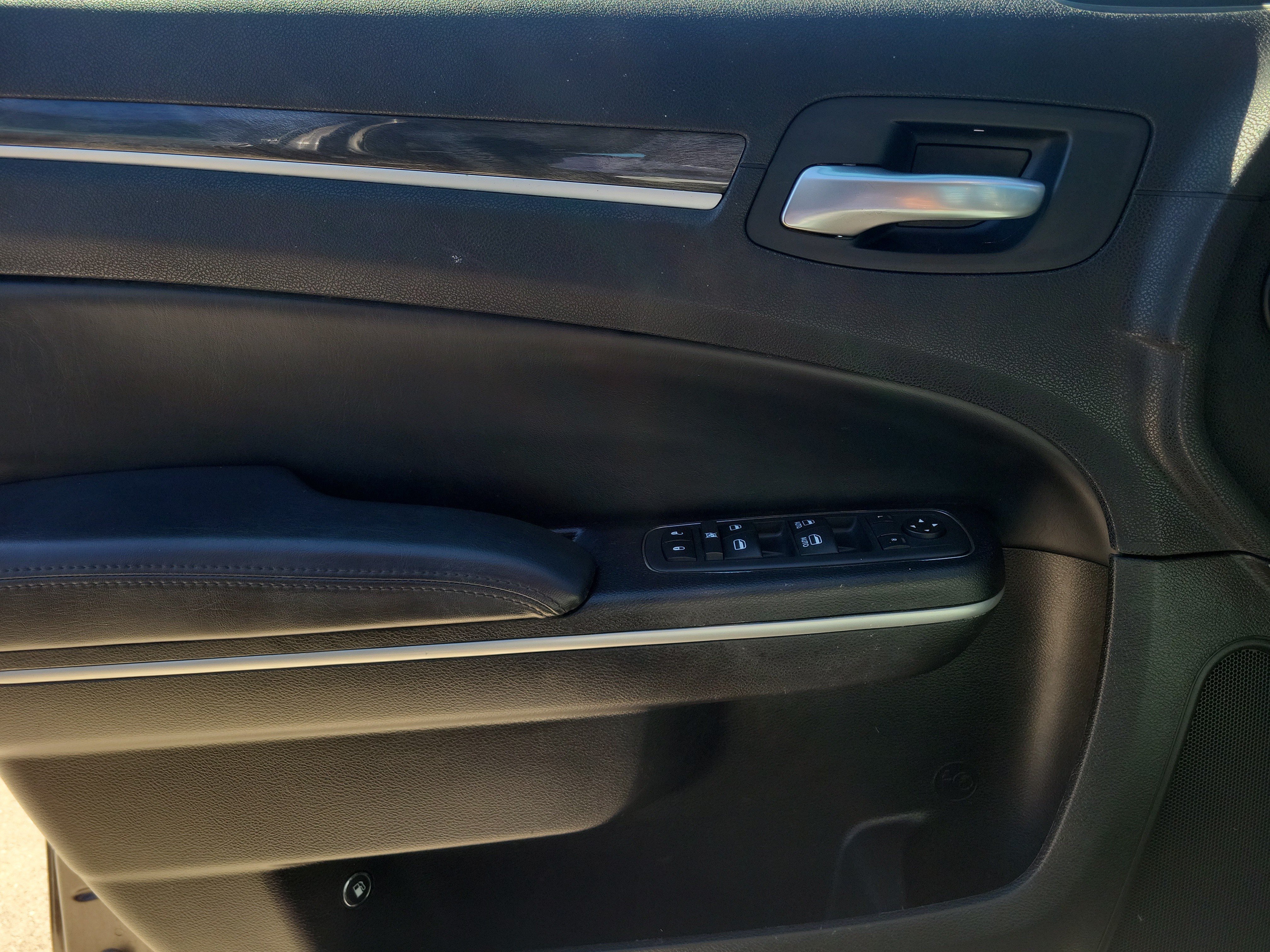 Used 2019 Chrysler 300 Touring RWD image 18