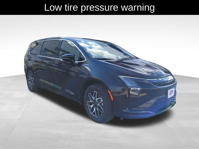 New 2027 Chrysler Pacifica Limited w/ Family Tech Group AWD/4WD image 7