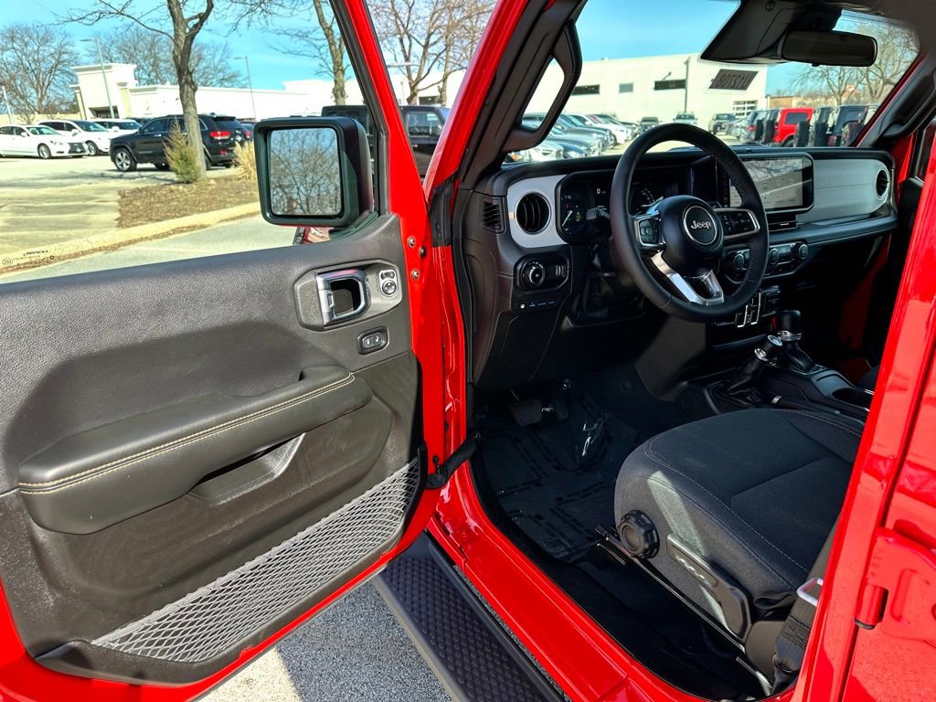 Used 2025 Jeep Wrangler Unlimited Sahara image 16