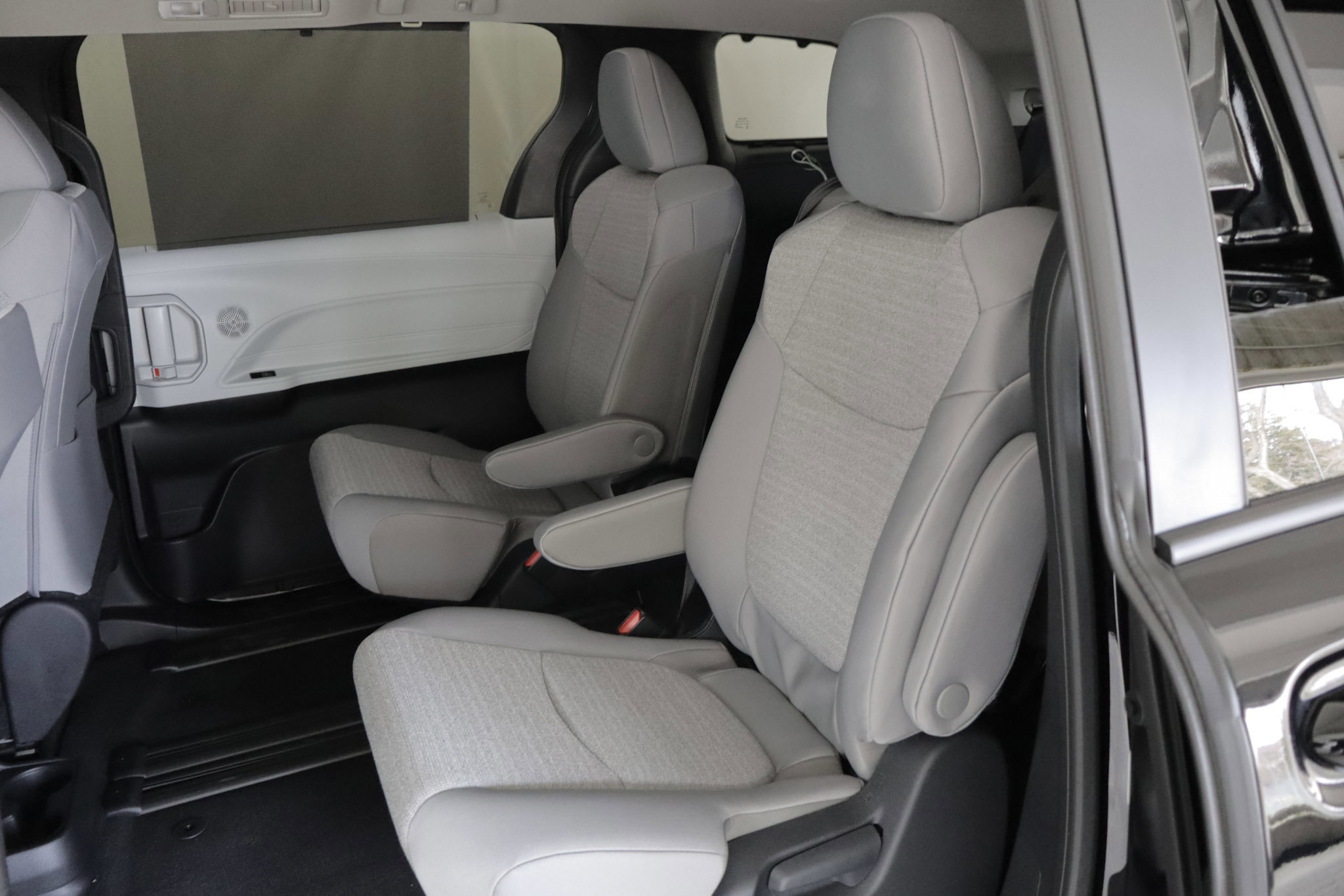 Used 2026 Toyota Sienna LE image 8