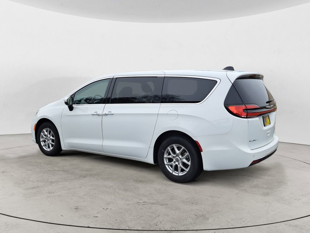 Used 2023 Chrysler Pacifica Touring-L image 5