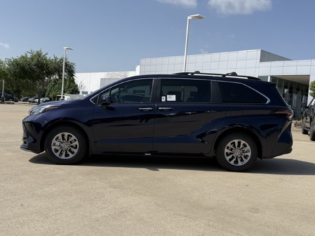 New 2026 Toyota Sienna XLE FWD image 5
