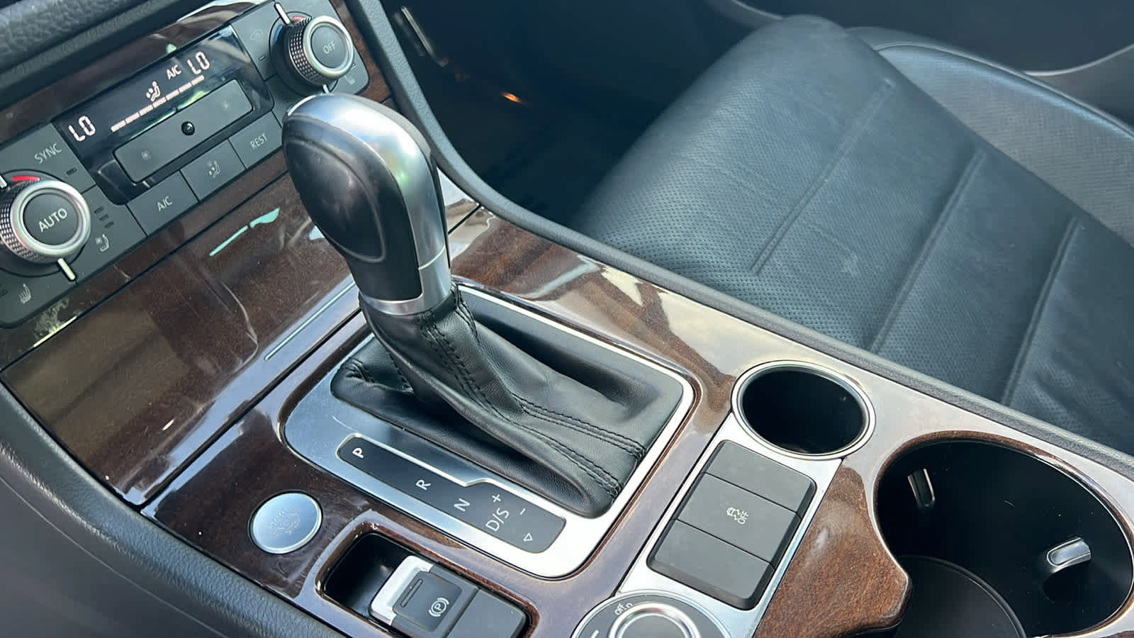 Used 2016 Volkswagen Touareg TDI image 13