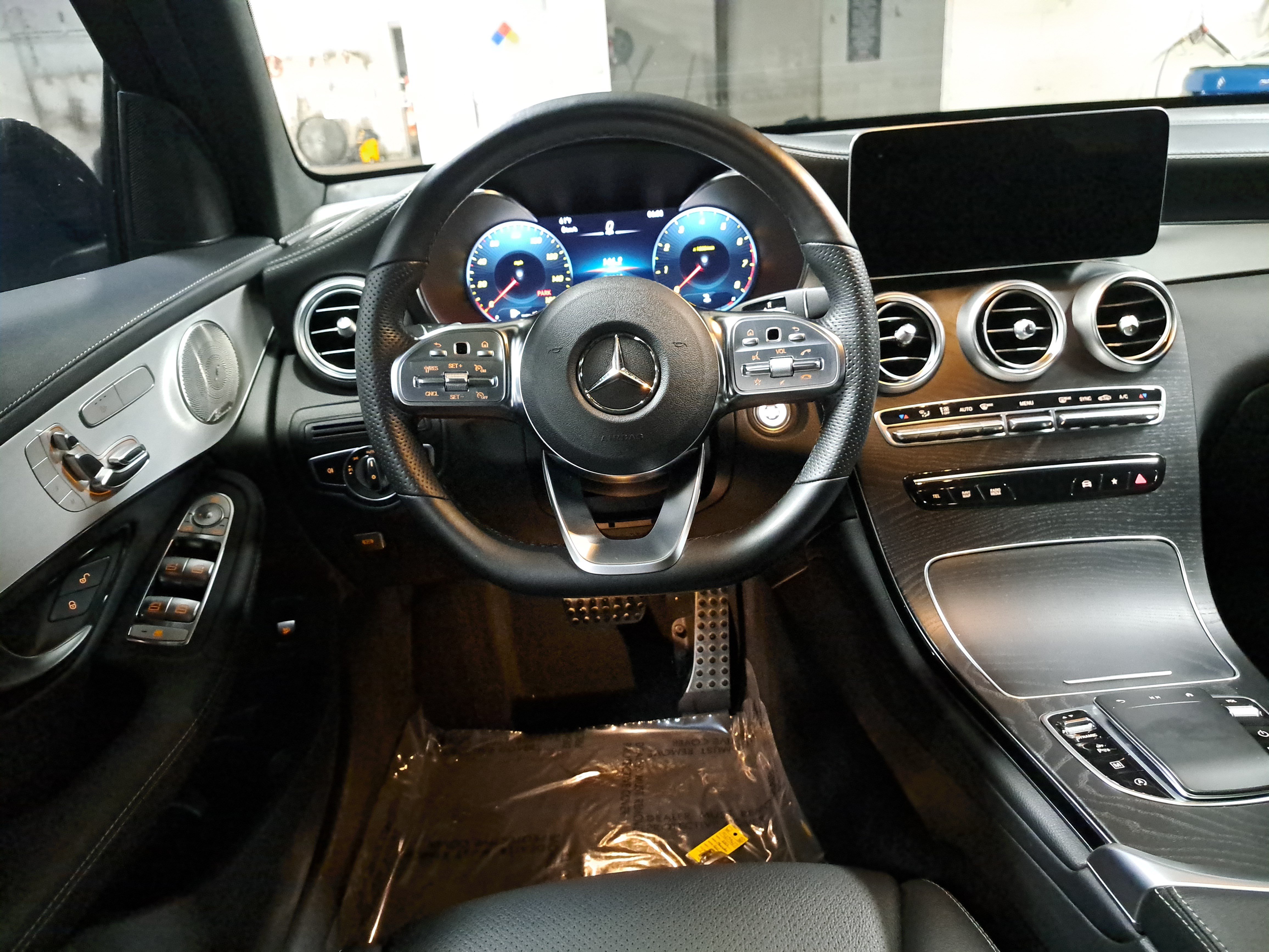 Used 2023 Mercedes-Benz GLC 300 4MATIC Coupe image 18