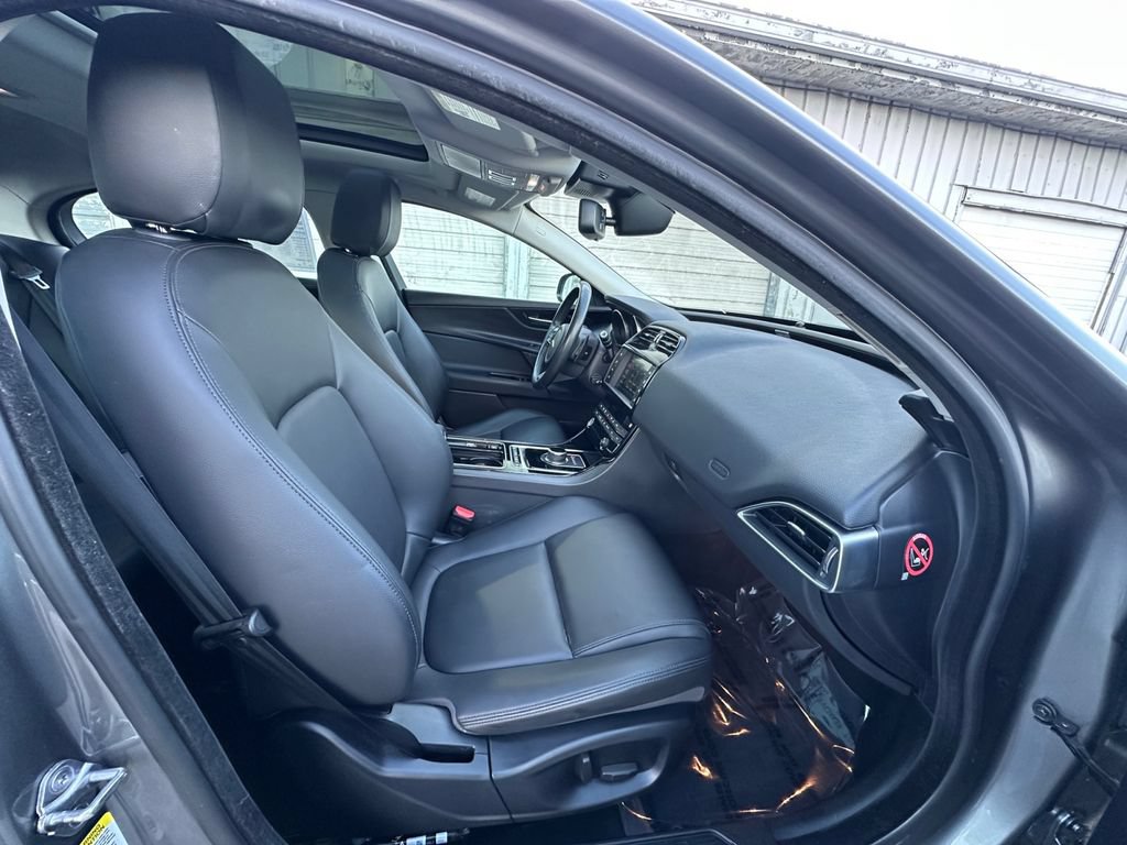 Used 2018 Jaguar XE Premium AWD/4WD image 28