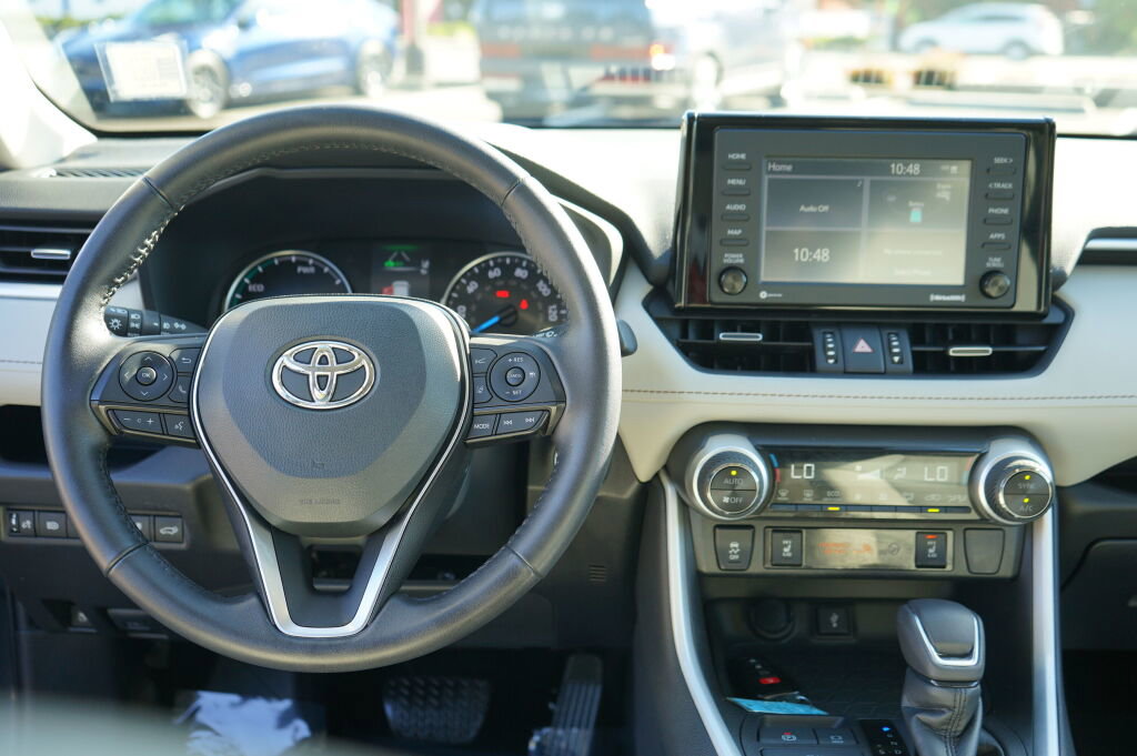 Used 2022 Toyota RAV4 XLE Premium image 15