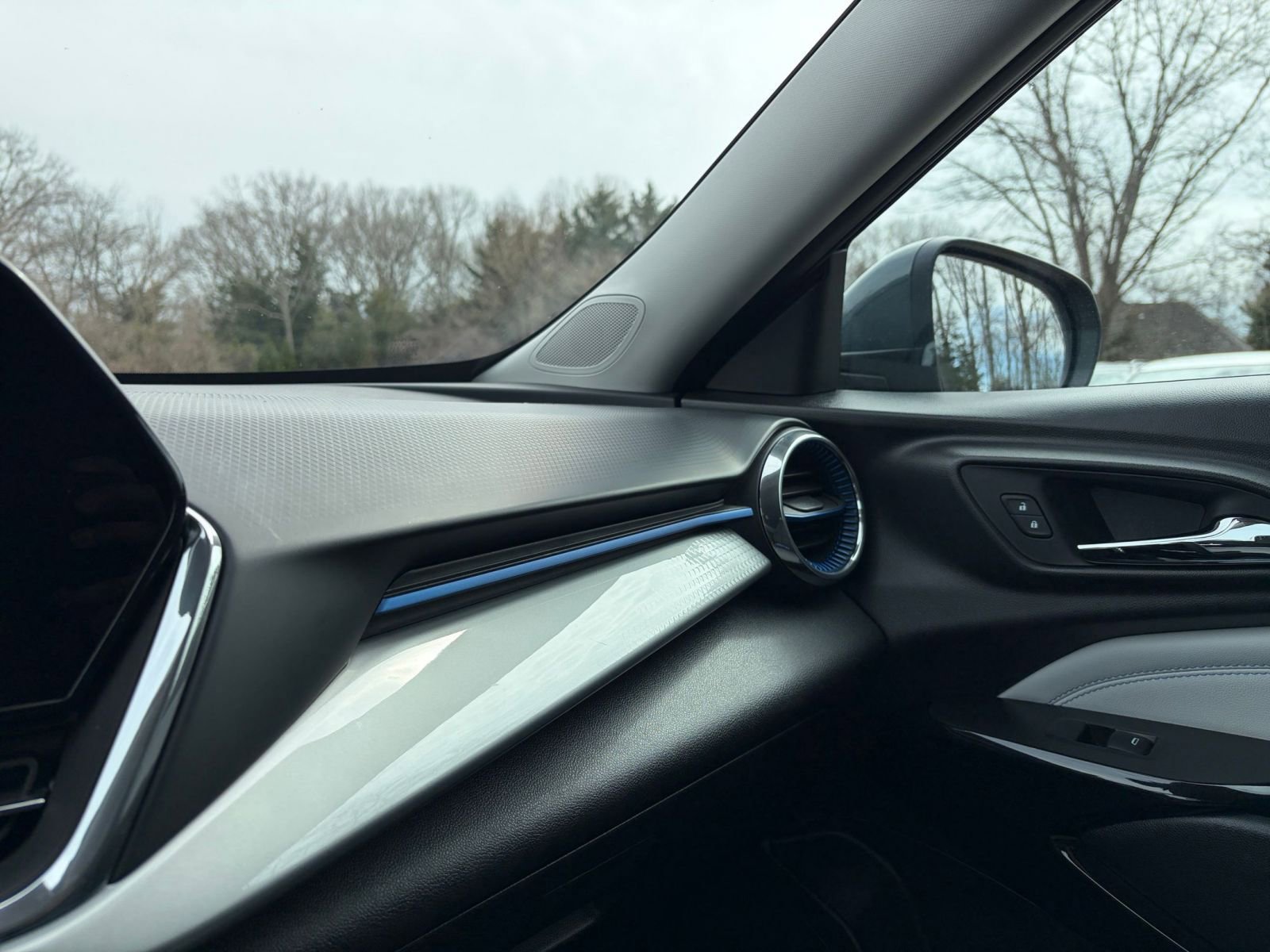 Used 2025 Chevrolet Trax LT image 33