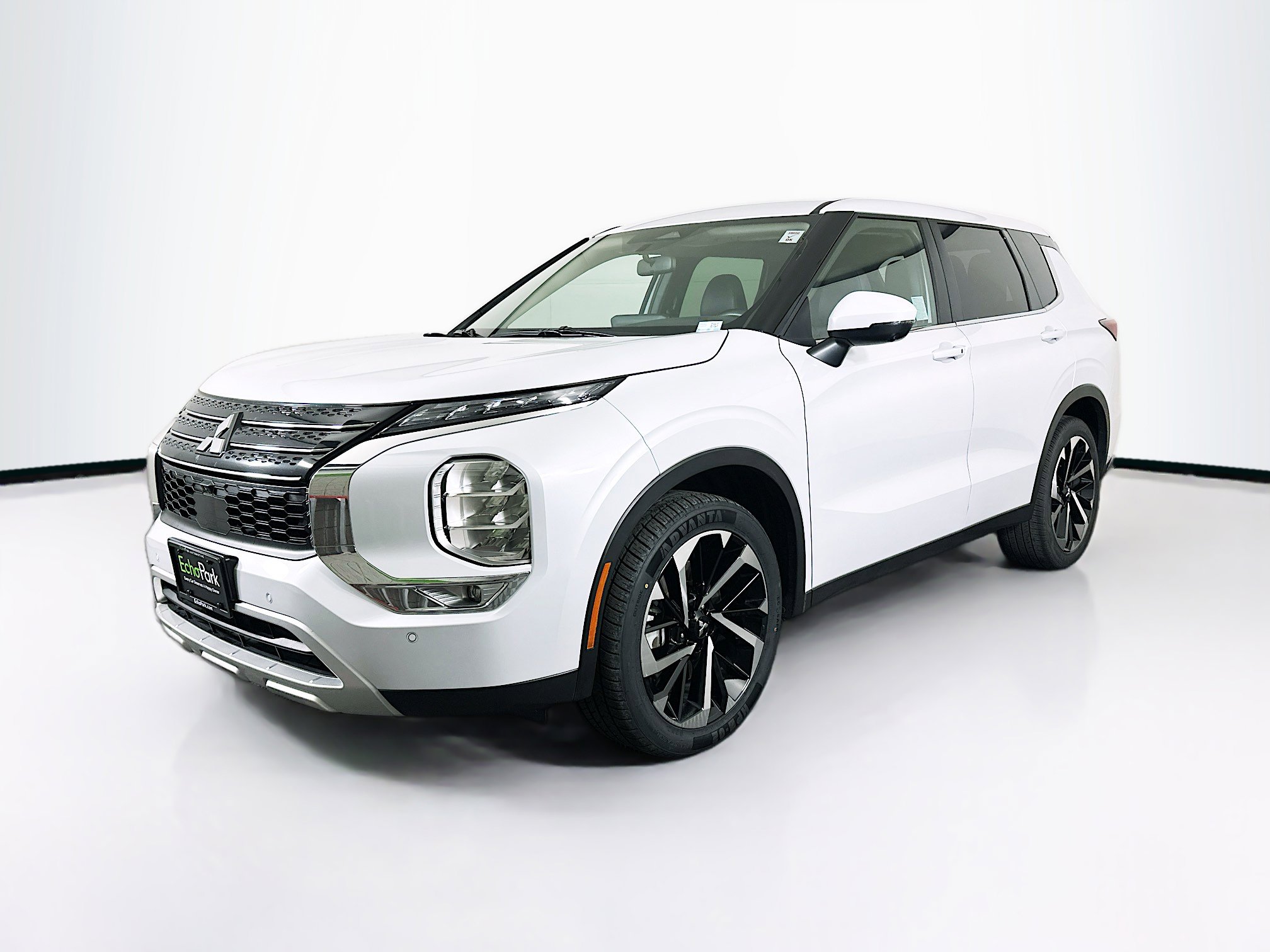 Used 2024 Mitsubishi Outlander SE image 3