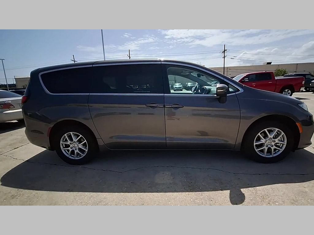 Used 2023 Chrysler Pacifica Touring-L FWD image 37