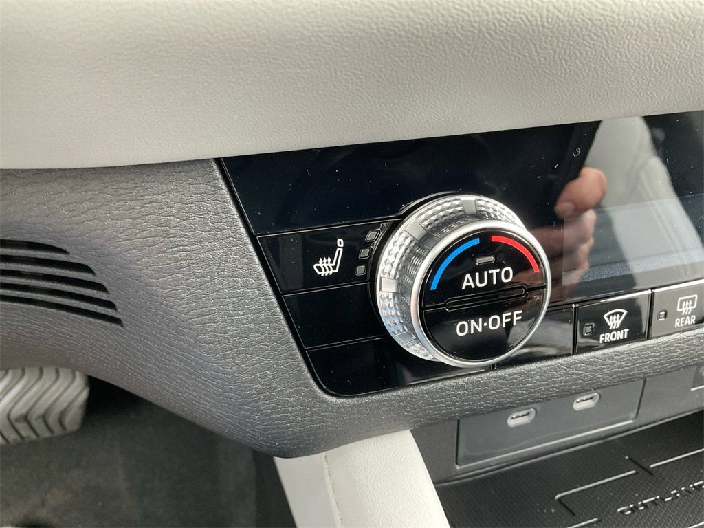 New 2025 Mitsubishi Outlander SE image 27