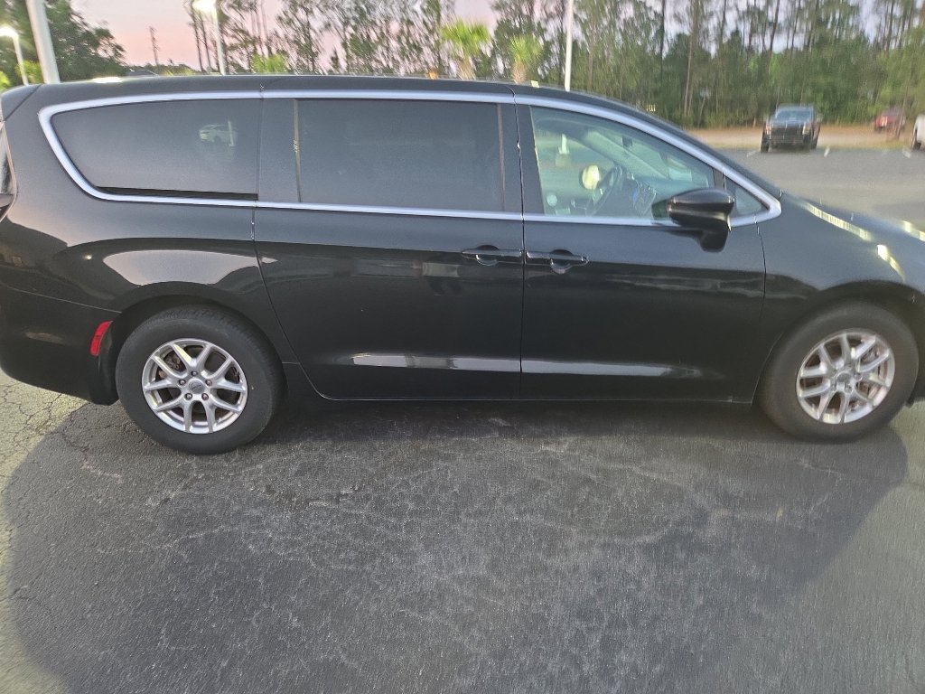Used 2023 Chrysler Pacifica Touring-L image 7