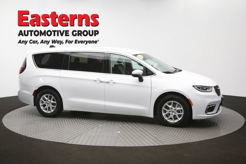 Used 2023 Chrysler Pacifica Touring-L FWD image 48