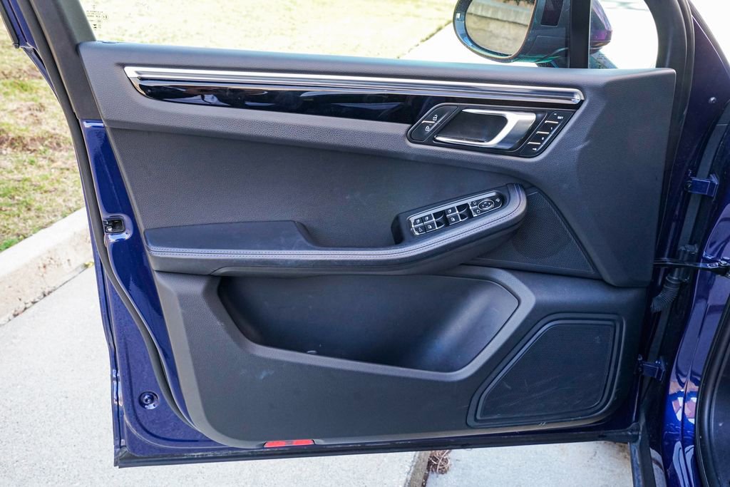 Used 2023 Porsche Macan Turbo image 9