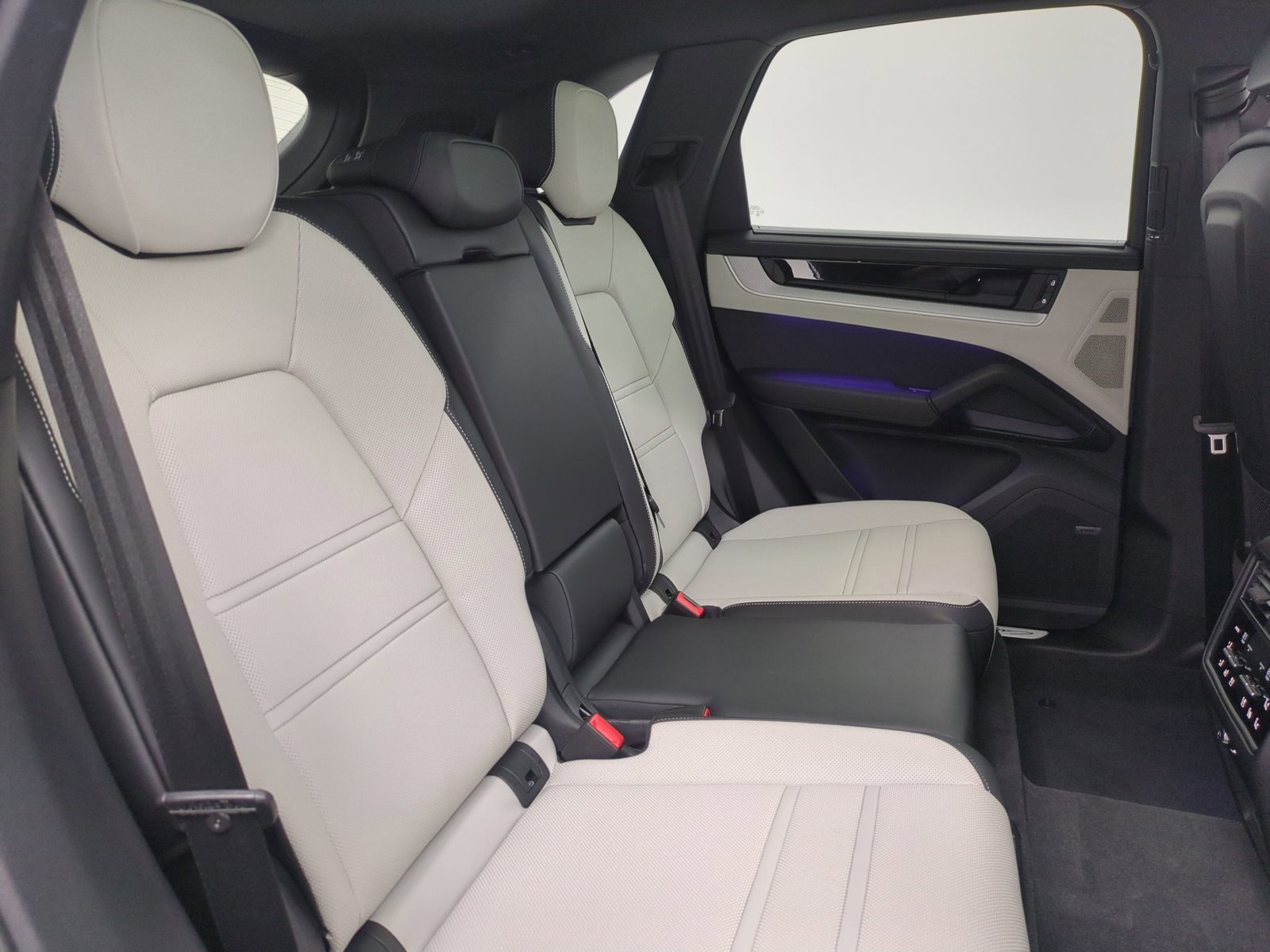 Certified 2025 Porsche Cayenne AWD/4WD image 24
