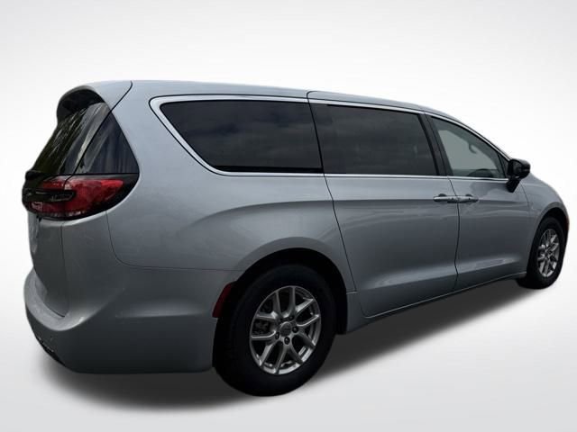 Certified 2024 Chrysler Pacifica Touring-L image 5