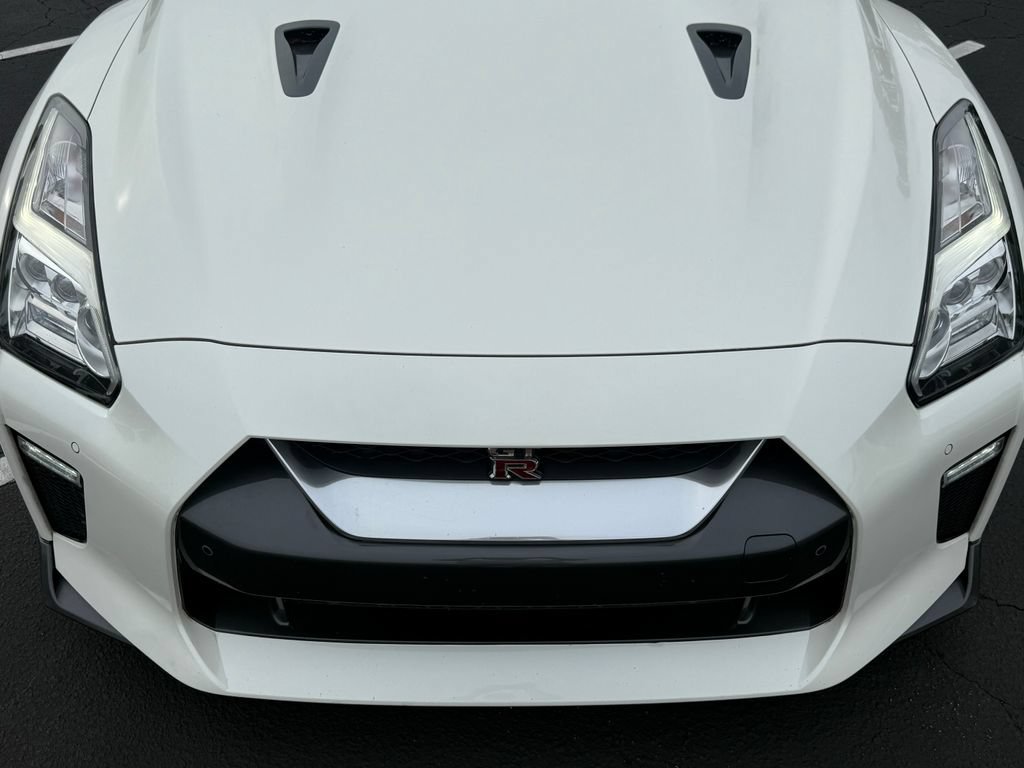Used 2017 Nissan GT-R Premium w/ Premium Interior Package AWD/4WD image 4