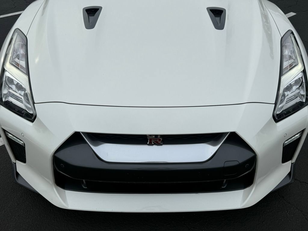 Used 2017 Nissan GT-R Premium w/ Premium Interior Package AWD/4WD image 4