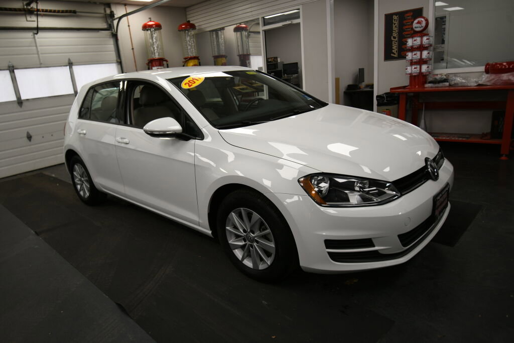 Used 2017 Volkswagen Golf S image 2