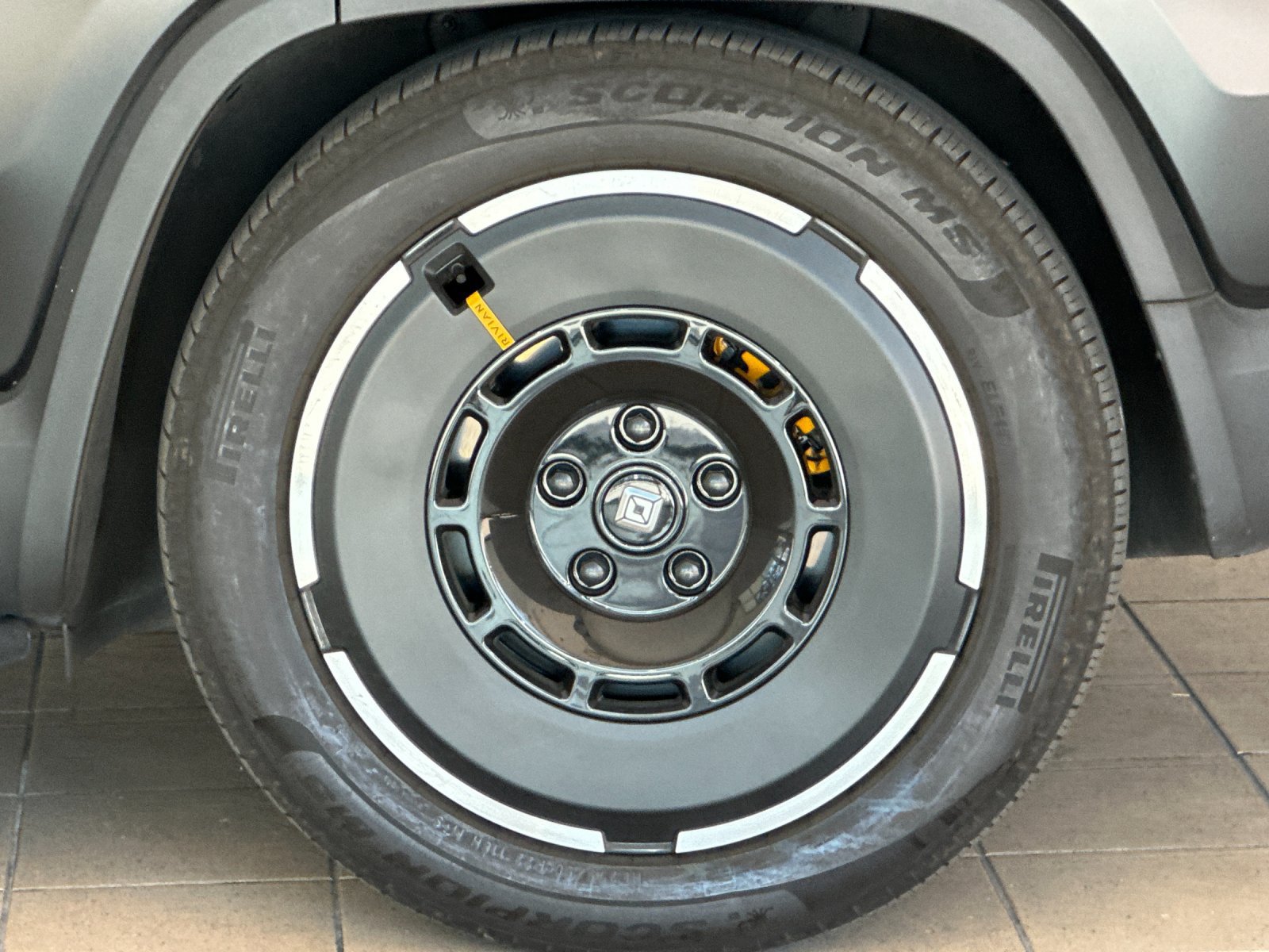 Used 2025 Rivian R1S Premium Dual AWD/4WD image 24