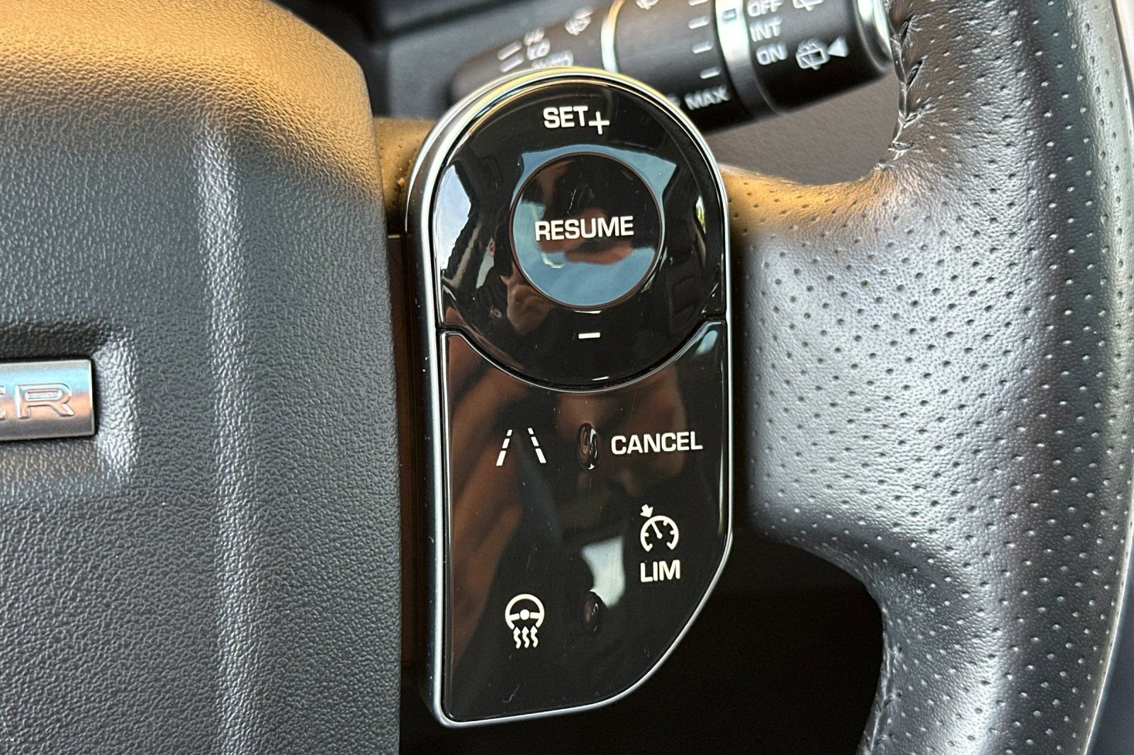 Used 2018 Land Rover Range Rover Sport SE image 31