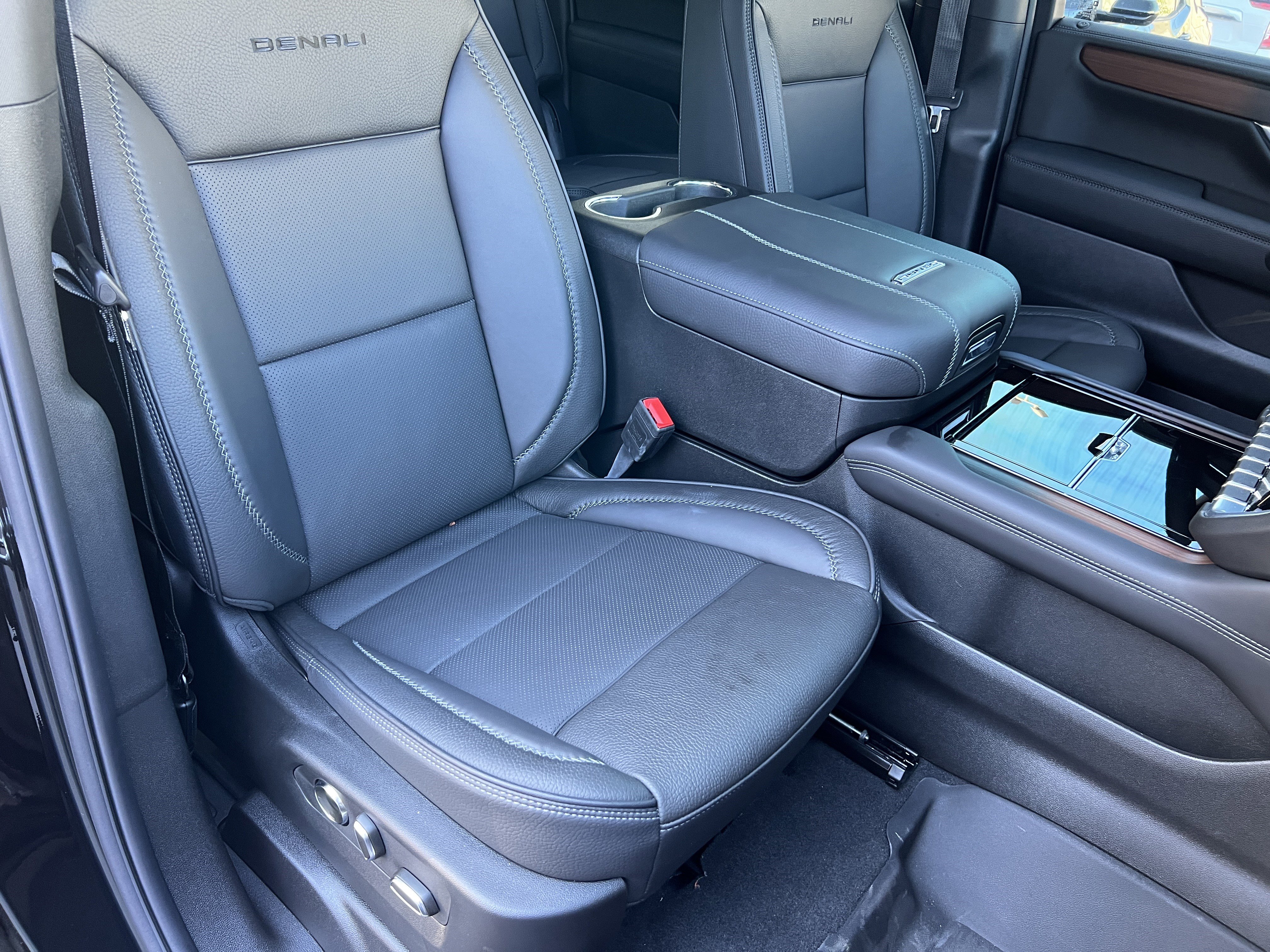 Used 2025 GMC Yukon XL Denali image 29