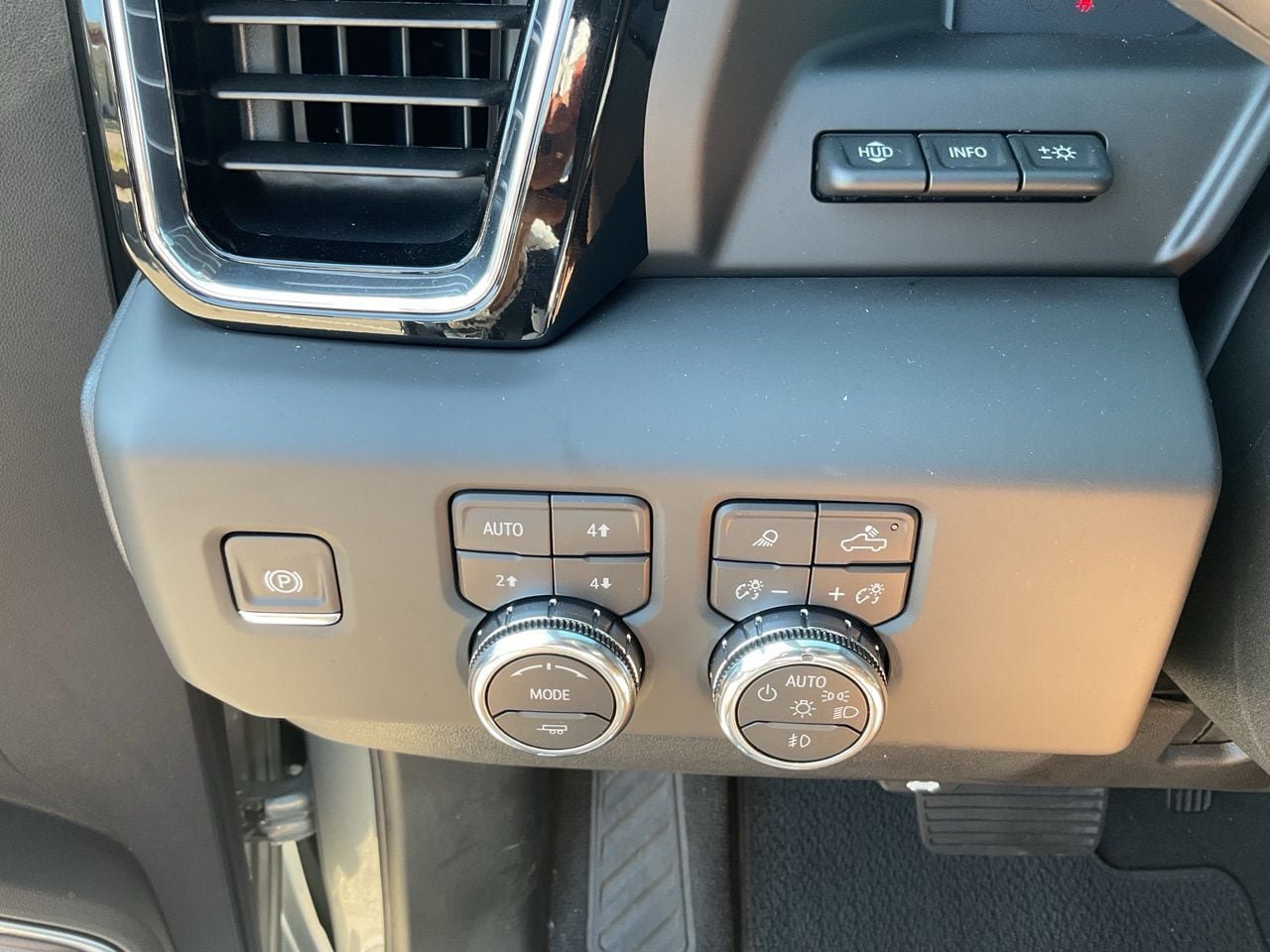 Used 2025 GMC Sierra 2500 Denali w/ Denali Reserve Package AWD/4WD image 27