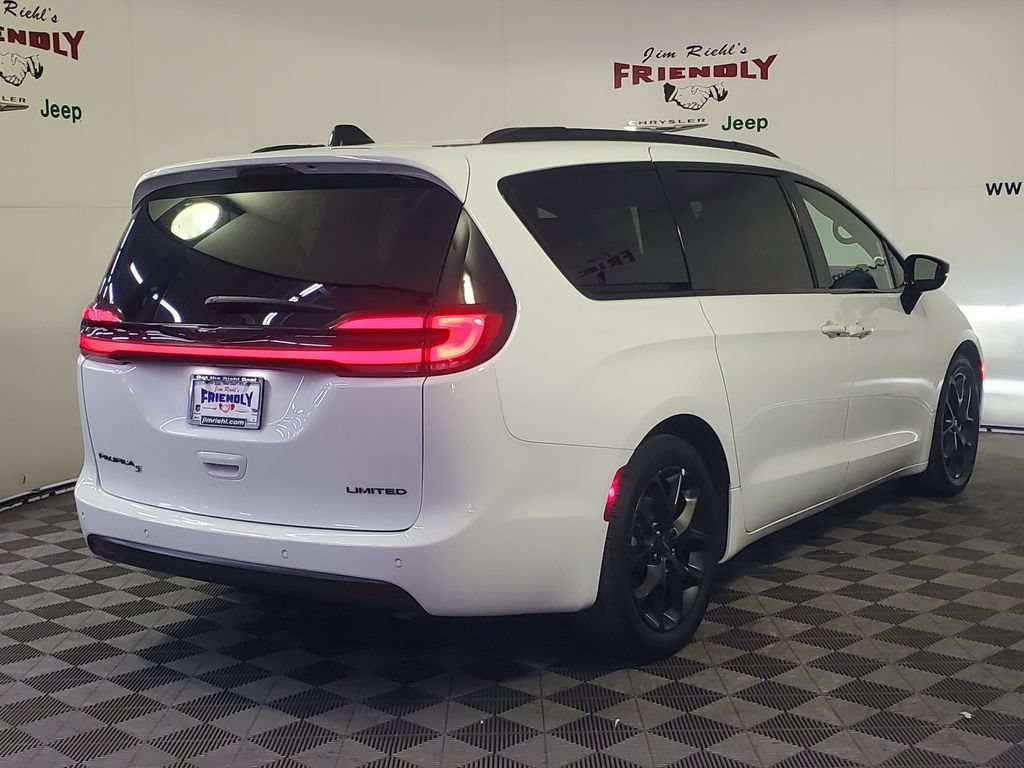 Used 2025 Chrysler Pacifica Limited FWD image 3
