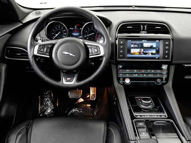 Used 2018 Jaguar F-PACE S image 15