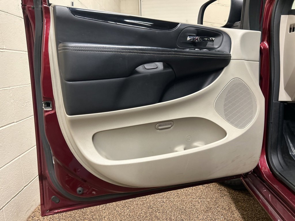 Used 2016 Dodge Grand Caravan SXT image 13