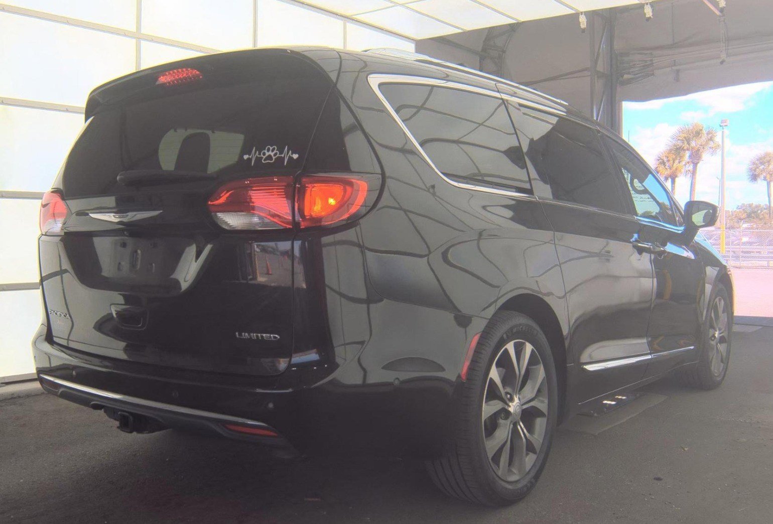 Used 2017 Chrysler Pacifica Limited w/ UConnect Theater Package FWD image 6