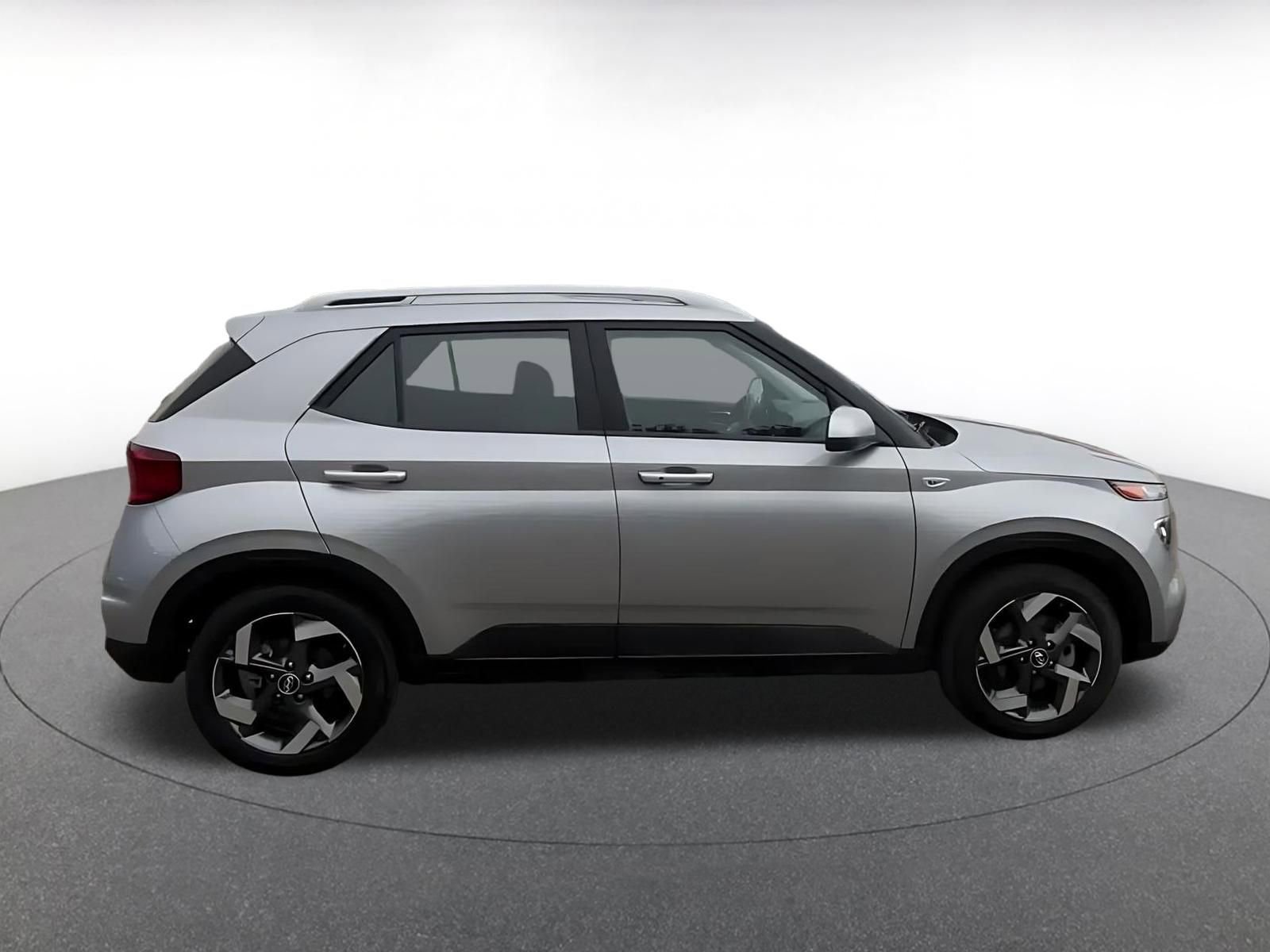 Used 2025 Hyundai Venue SEL FWD image 16