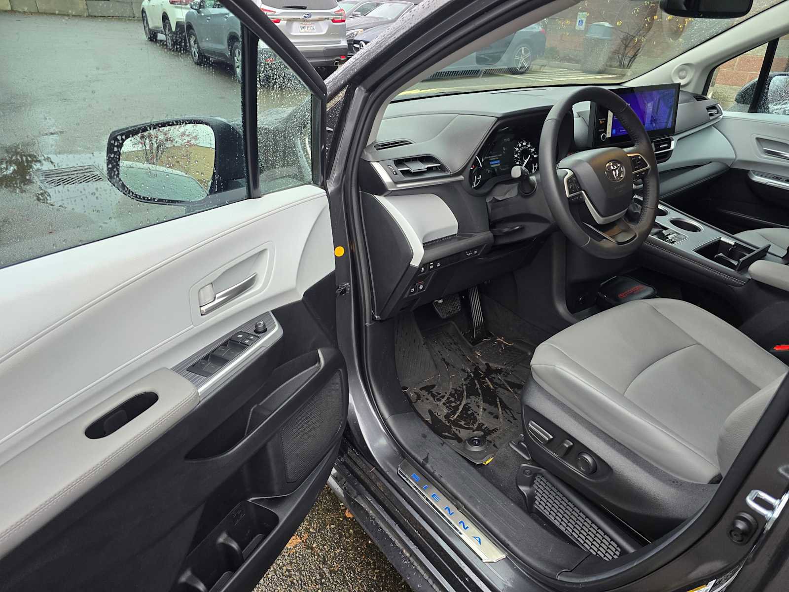 Used 2025 Toyota Sienna XLE image 22