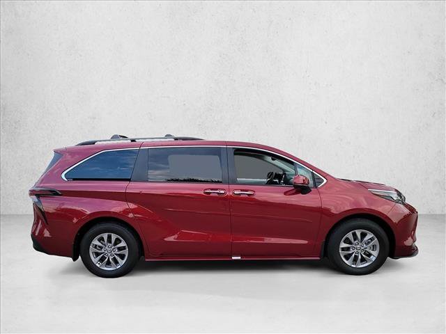 Used 2026 Toyota Sienna XLE AWD/4WD image 4