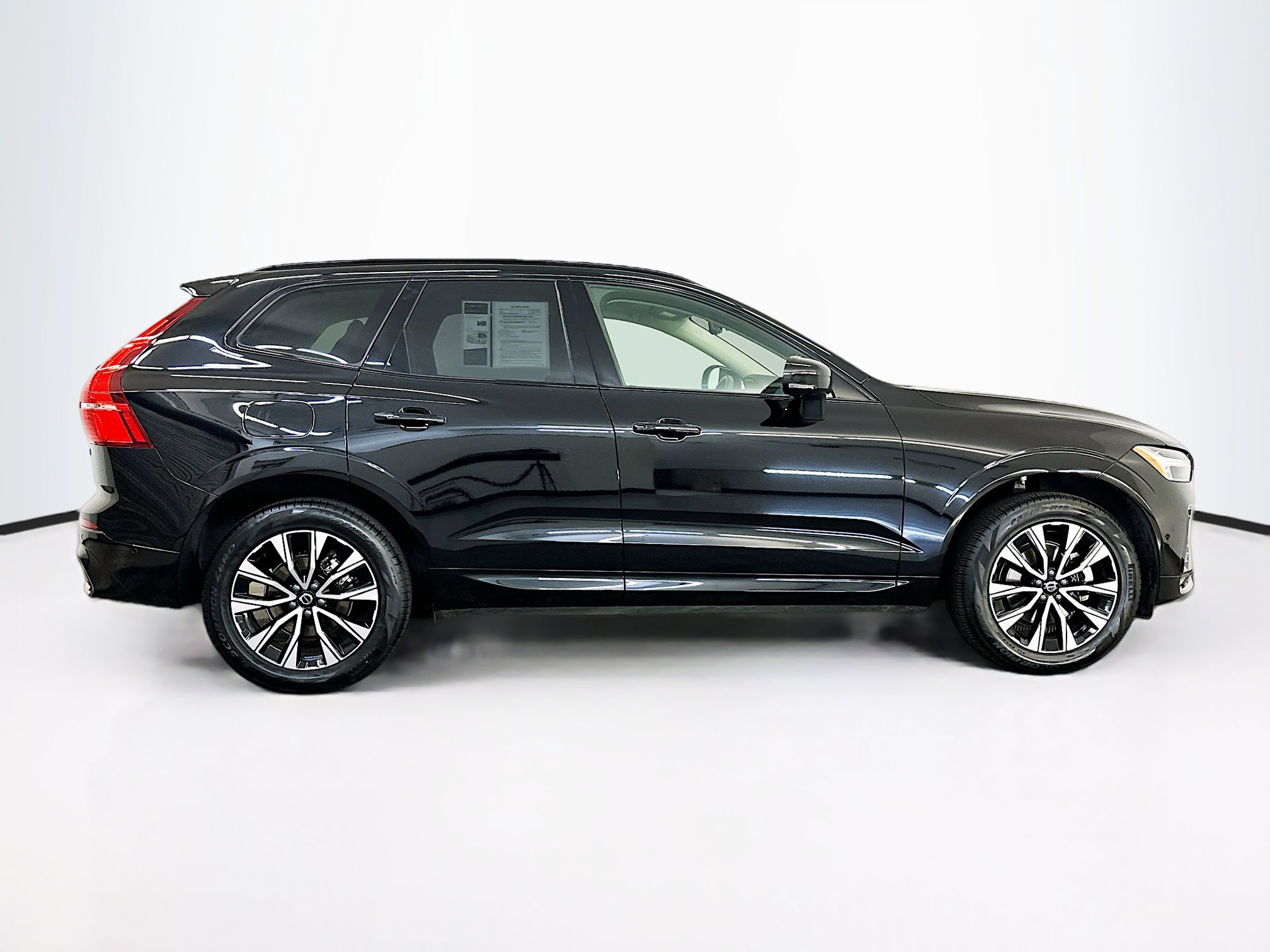 Used 2025 Volvo XC60 B5 Plus image 10