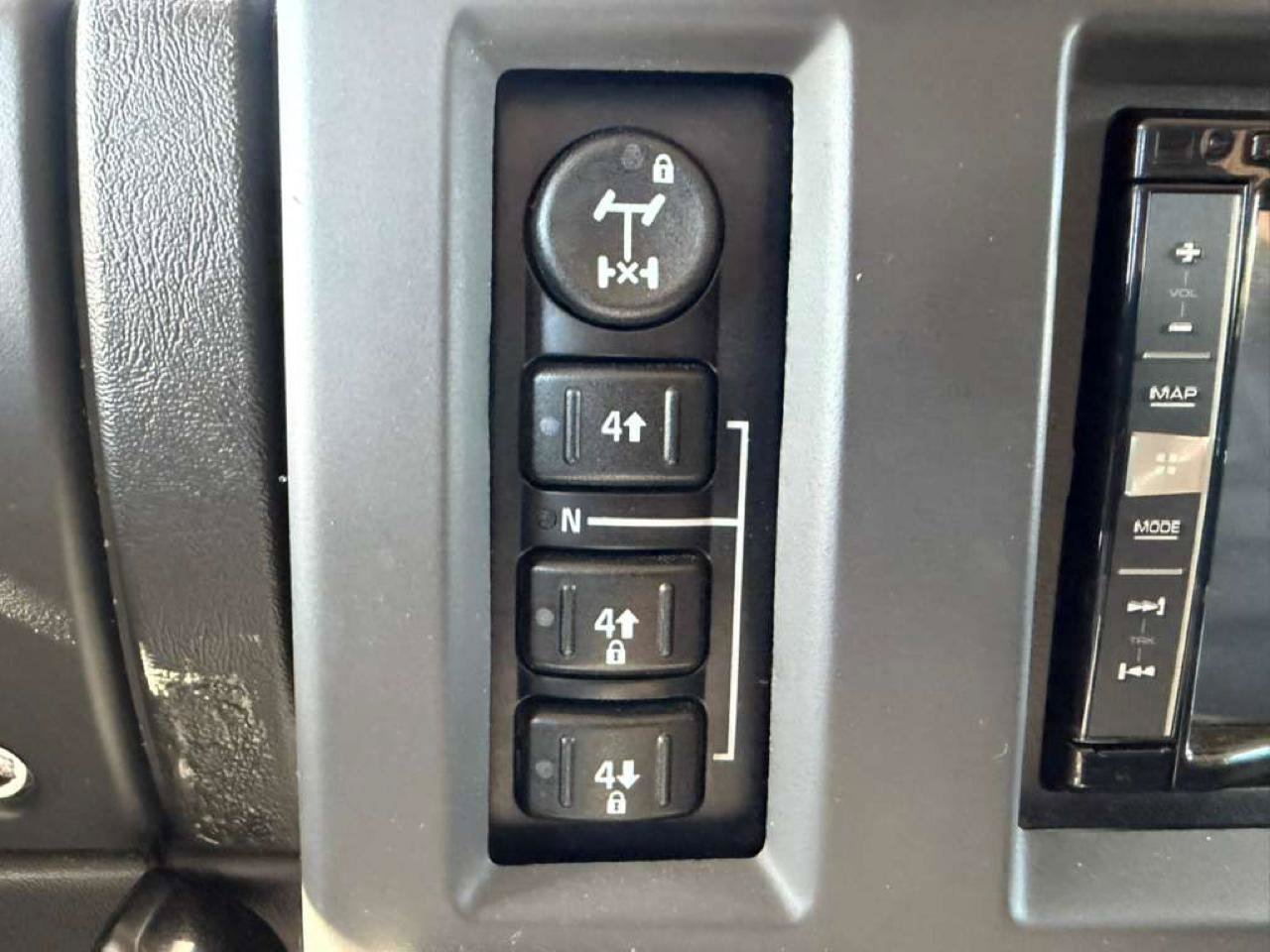 Used 2005 HUMMER H2 SUT w/ Preferred Equipment Group AWD/4WD image 23