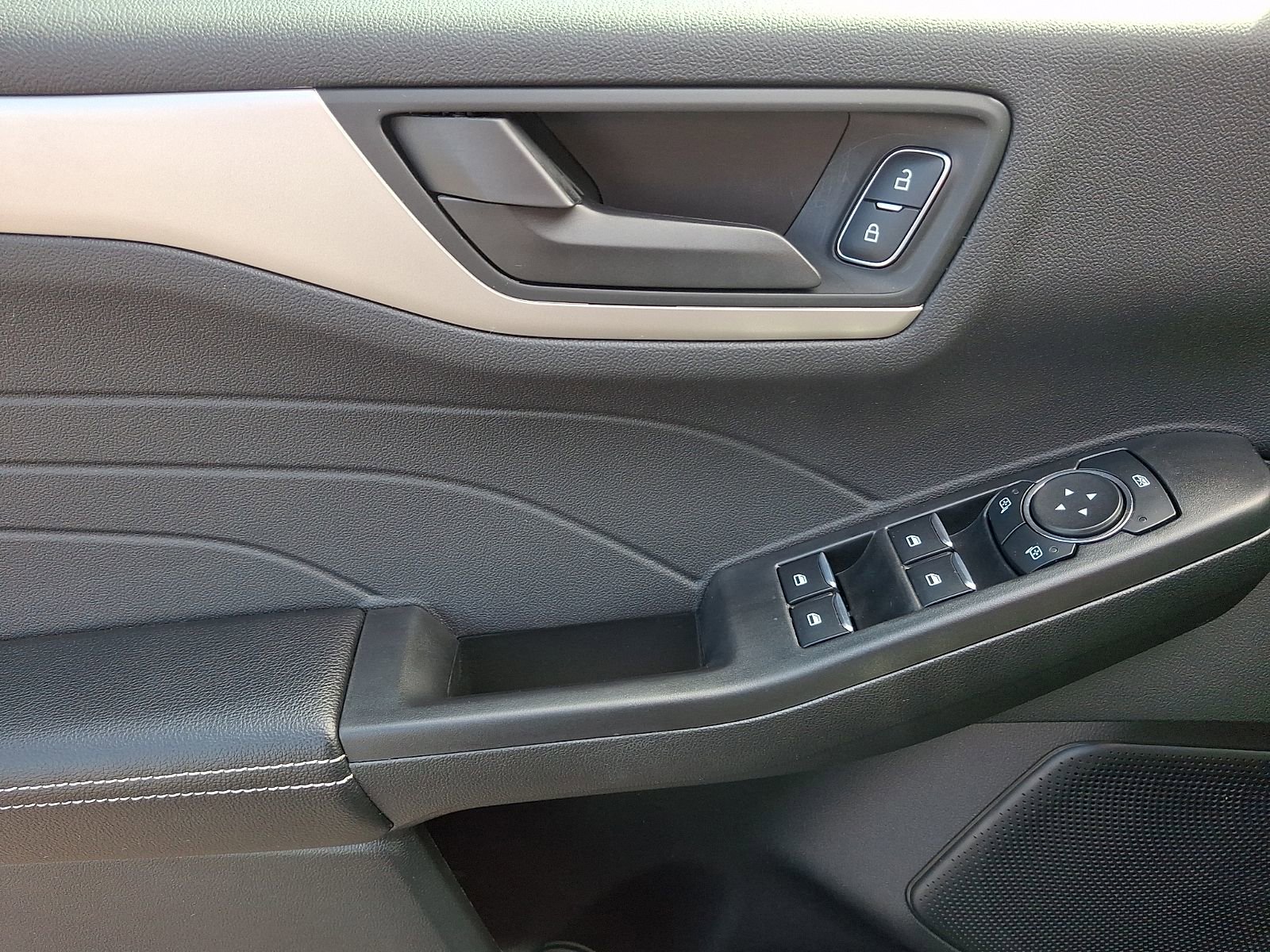 Used 2022 Ford Escape SE w/ Cold Weather Package AWD/4WD image 13