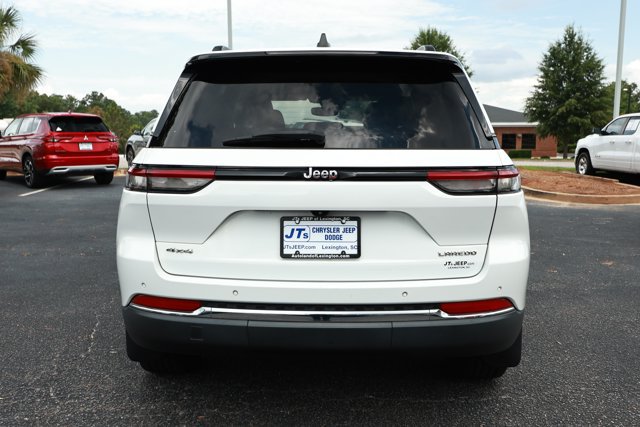 Used 2022 Jeep Grand Cherokee Laredo w/ Luxury Tech Group I AWD/4WD image 7