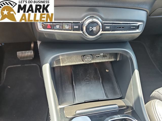 Used 2023 Volvo XC40 B4 Ultimate FWD image 17