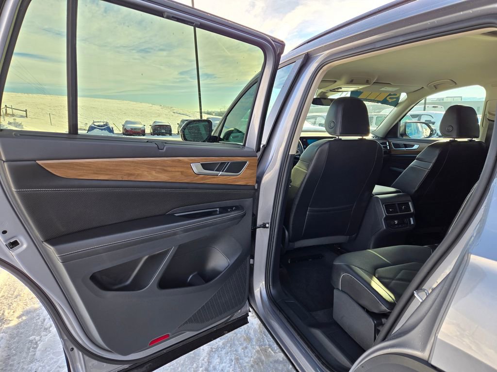 Used 2025 Volkswagen Atlas SE image 26