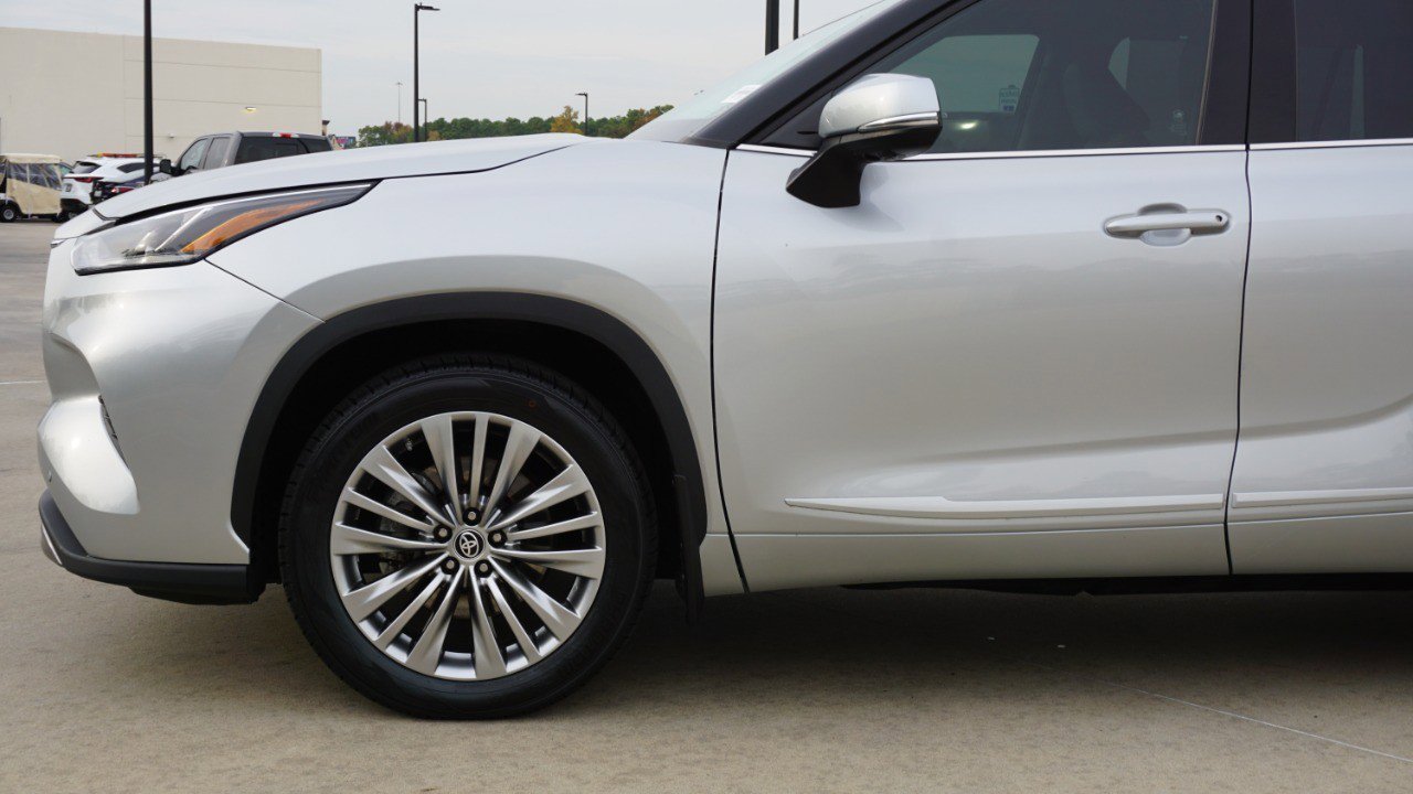 Used 2023 Toyota Highlander Platinum image 10