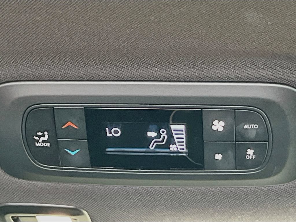 Used 2026 Chrysler Pacifica Limited FWD image 26