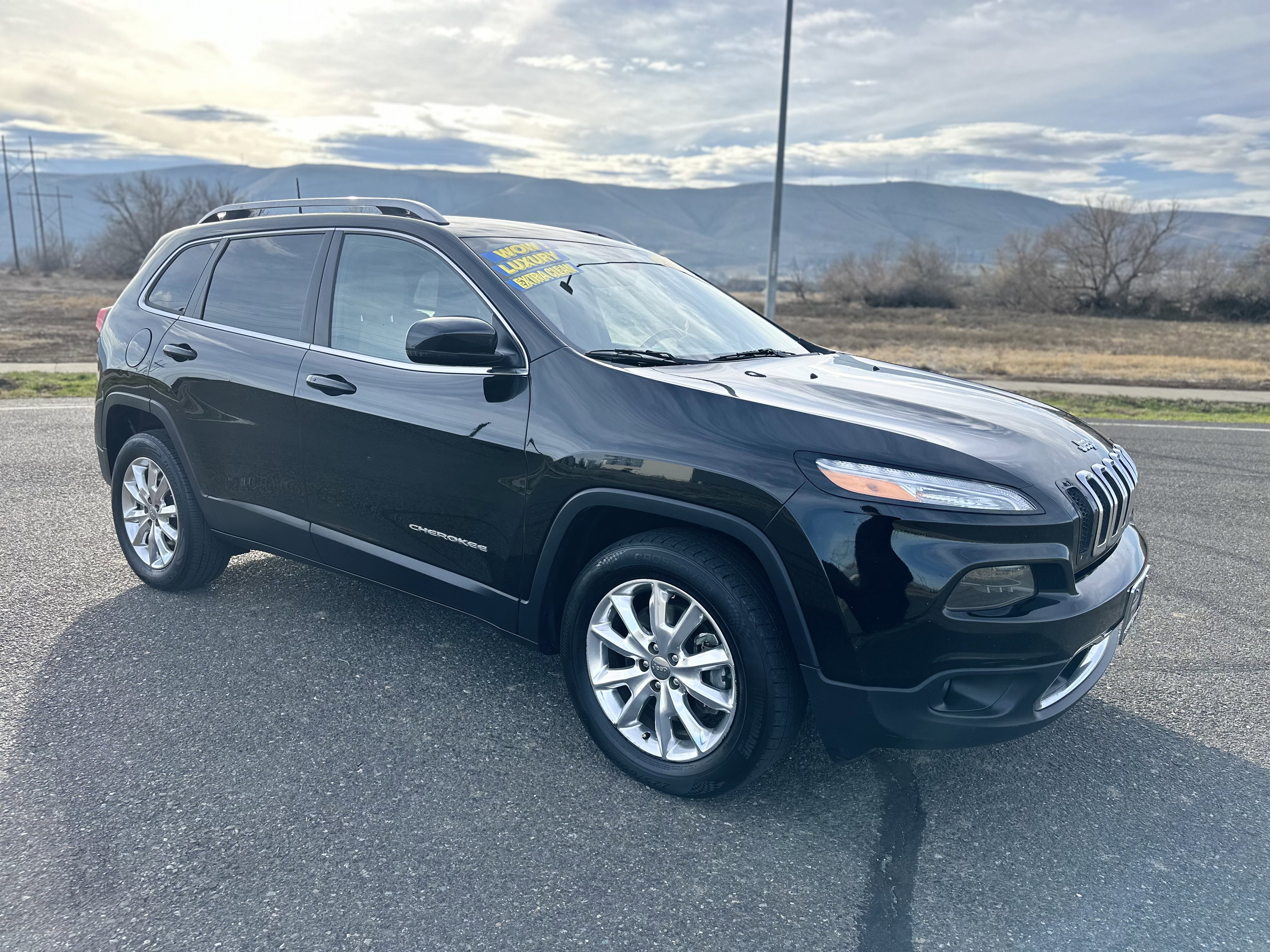 Used 2017 Jeep Cherokee Limited image 2
